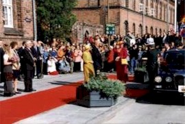 Dronningen og Prinsen bliver modtaget af Stiftamtmand Niels Bentsen