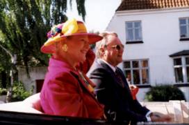 Dronning Margrethe og Prins Henrik nyder karet turen